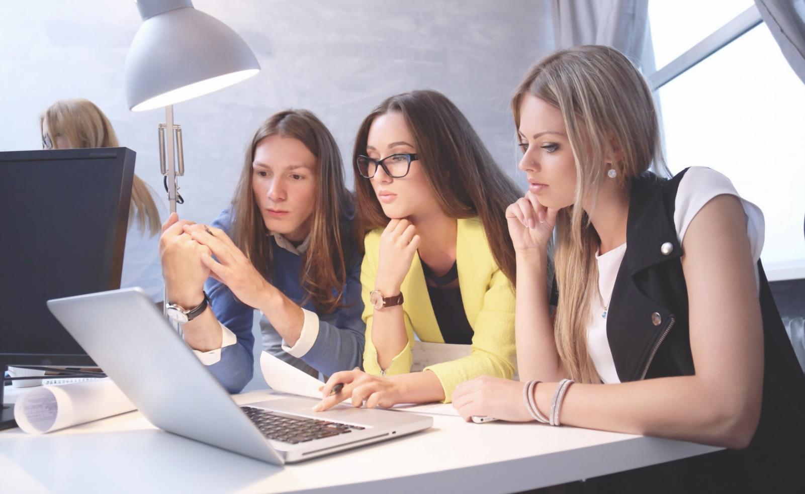 Persona revisando sus finanzas con confianza y claridad